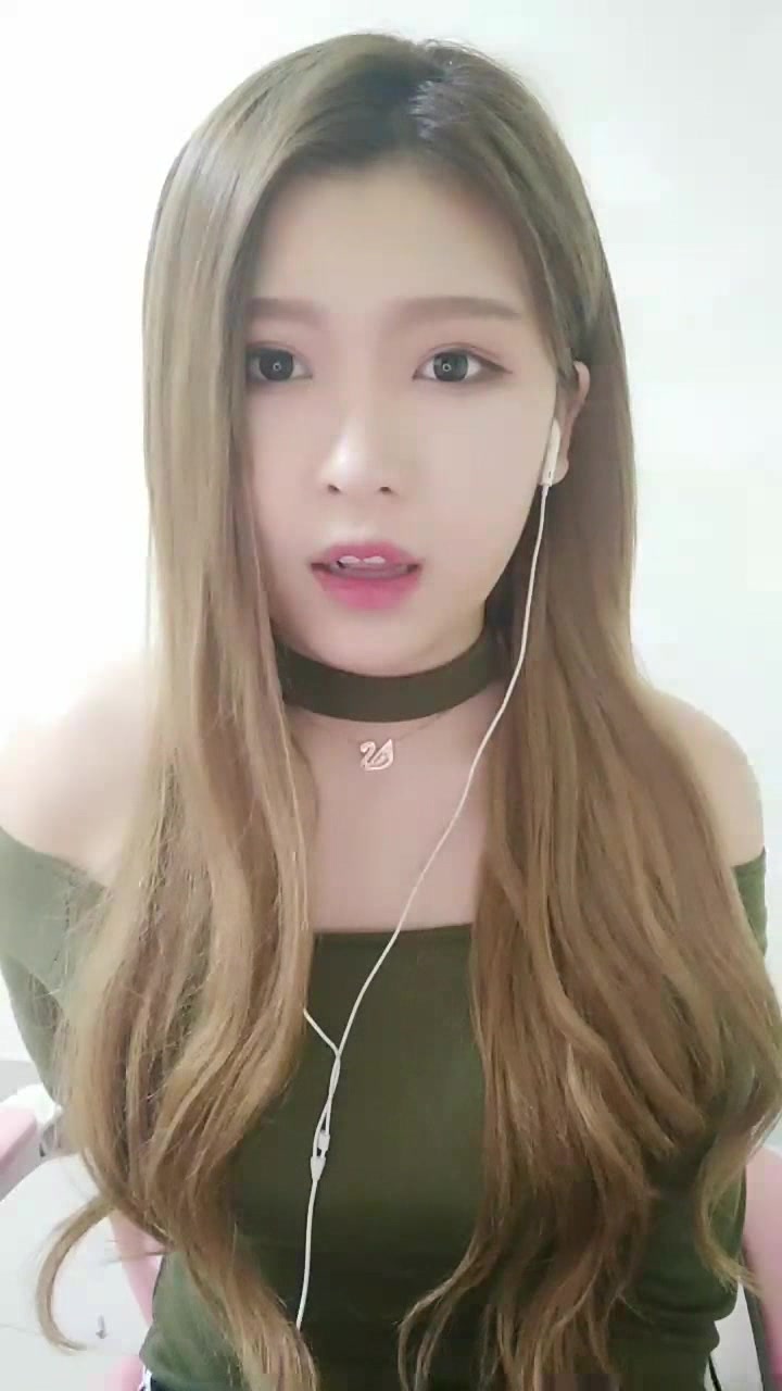 美女闪现露个奶