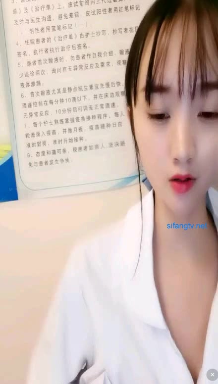 真实在医院上班的小护士已经19岁，佩戴工作证件，居然就在值班室里直播，太大胆了，让院长看到就有意思了