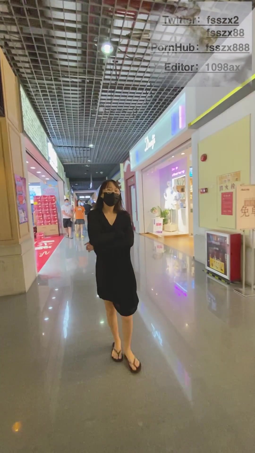 【重磅推荐】知名Twitter户外露出网红FSS冯珊珊真空超透逛商场 人前全身露出购买柠檬茶非常刺激