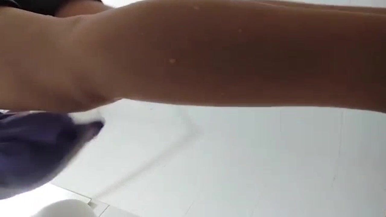 表妹家停电，提着衣服来我家借宿洗澡 趁机在浴室暗藏摄像头偷拍表妹苗条的玉体