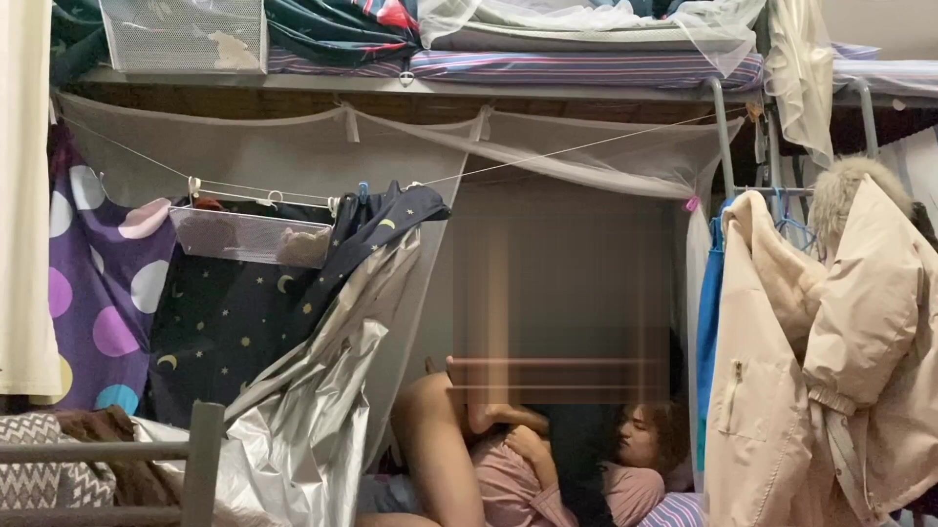 别射~出去~不行~戴套”对白刺激 医院宿舍内强上短发护士妹~按倒上亲下抠来感觉扒光下体进入猛搞偸偸内射无水原档