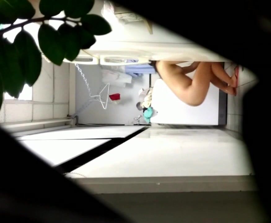 大神坑妹子女人坑女人第三季！大众浴池渣女现场曝光女池内部春光+家庭浴室出租屋针孔偸窥妹子洗澡 (29)