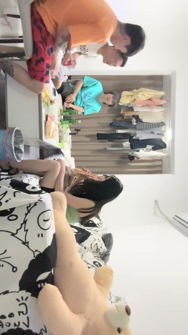 2023-6-11【悲伤的小玉米】换妻极品探花，极品长腿小护士，打牌玩游戏，蹲着吃大屌，骑乘位操一会