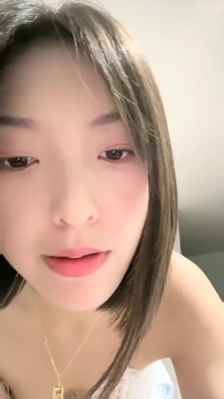 家里的小骚逼睡前来一啪给狼友看，全程露脸发骚