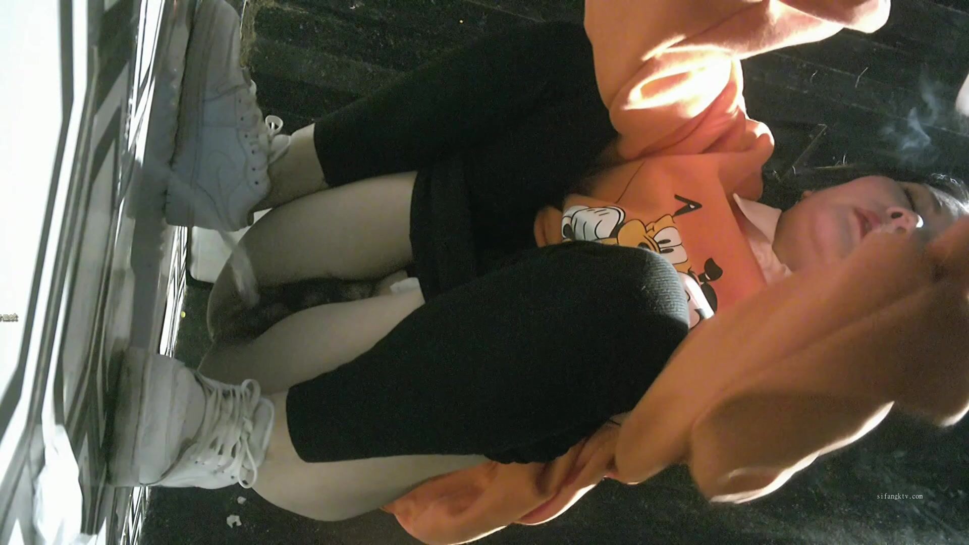 餐厅女厕偷窥米老鼠外套的美女B毛非常的浓郁 抽着烟尿着尿