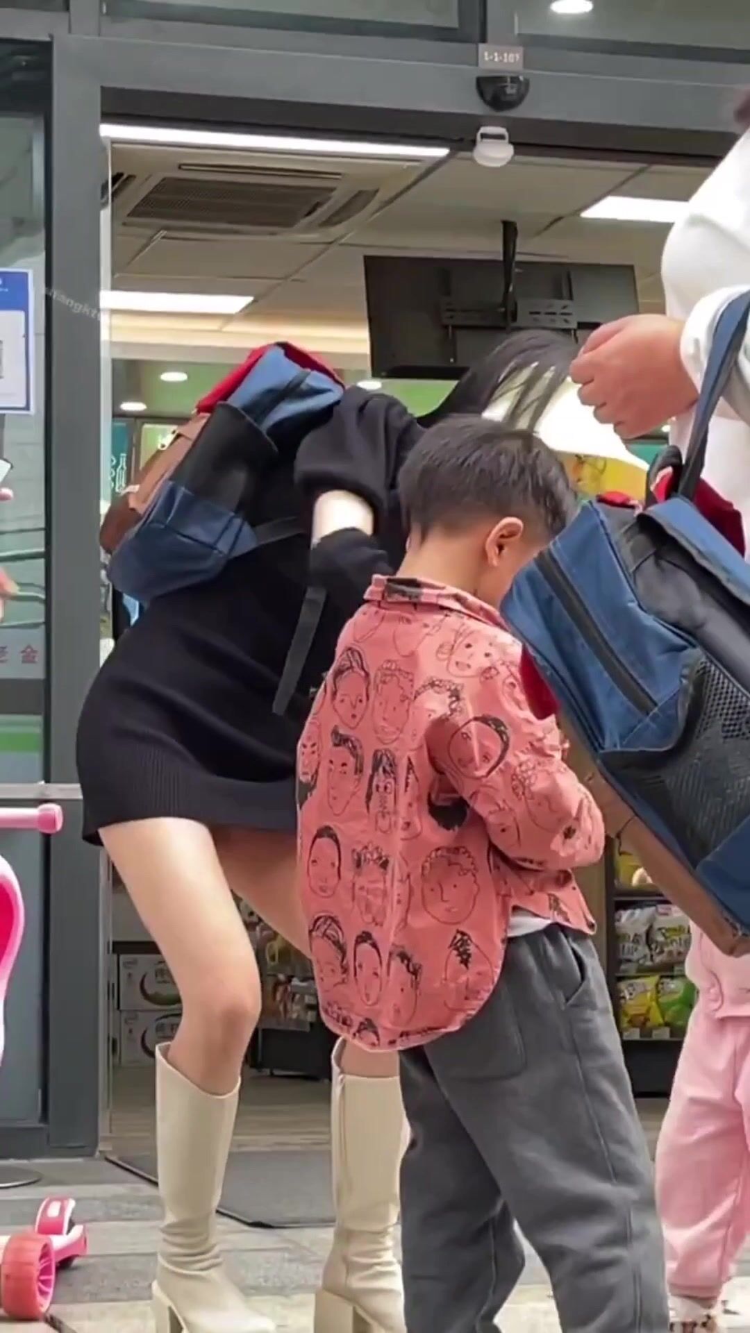 好多极品漂亮白领小姐姐厕所尿尿视频 妹子高质量，白嫩翘臀淅沥淅沥真销魂 好听