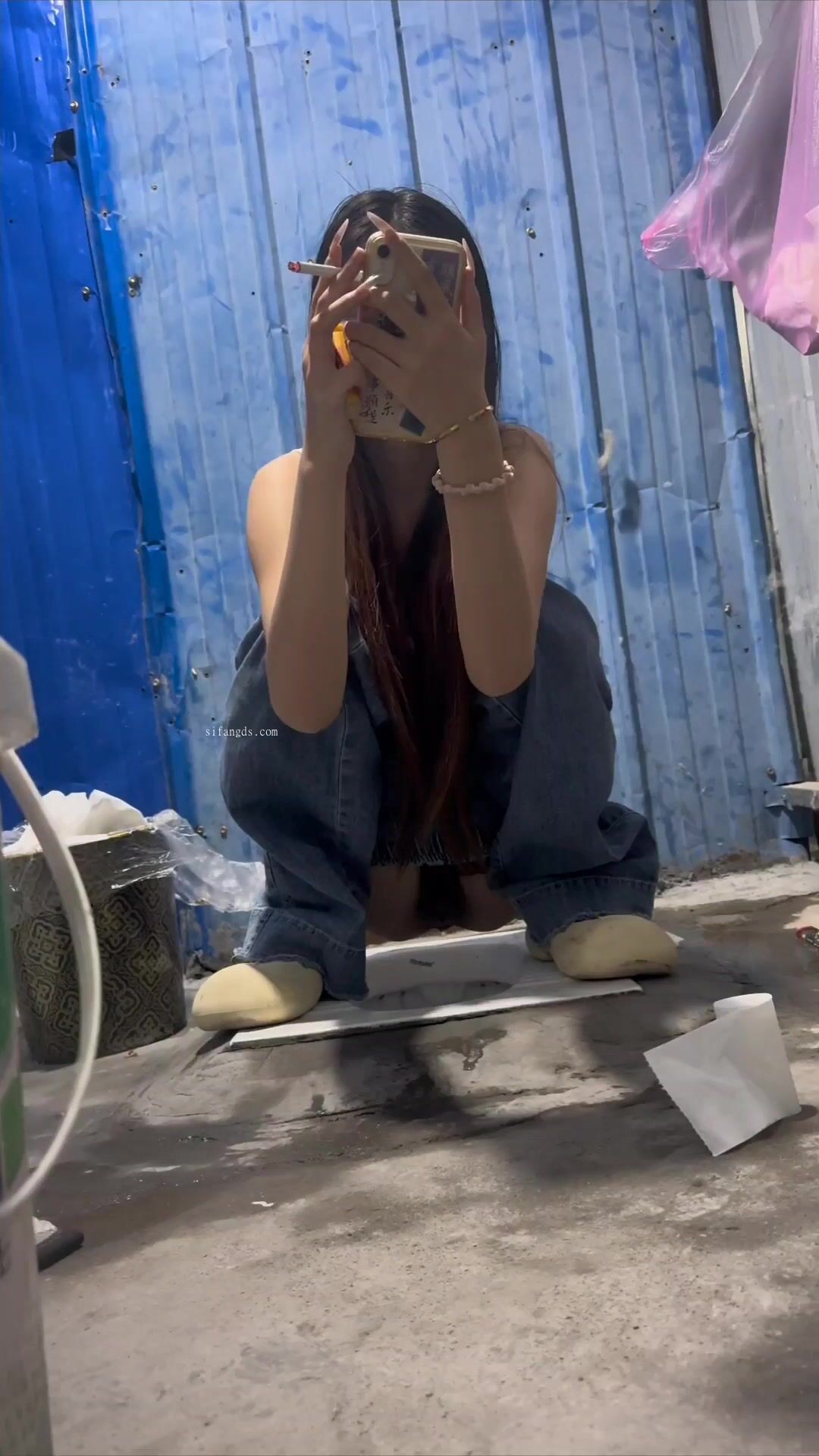 【全景厕拍】群友分享全景偷拍大排档喝酒妹子上厕所