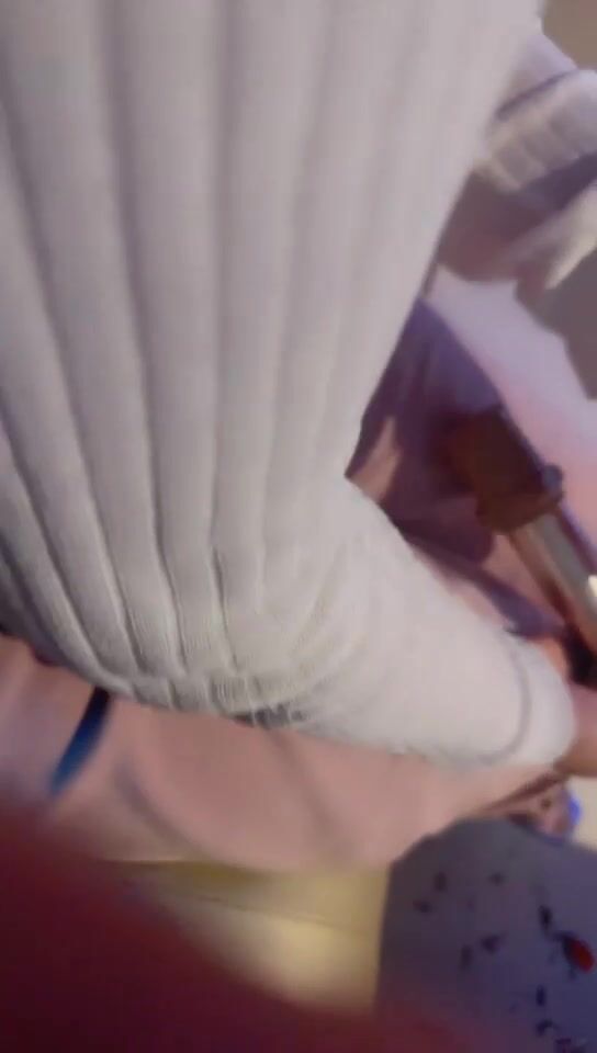 喜欢吃大鸡巴极品御姐在ktv厕所口交，活一流，贪婪吸吮超嫩粉穴，脱下内裤摸穴，张开双腿猛怼