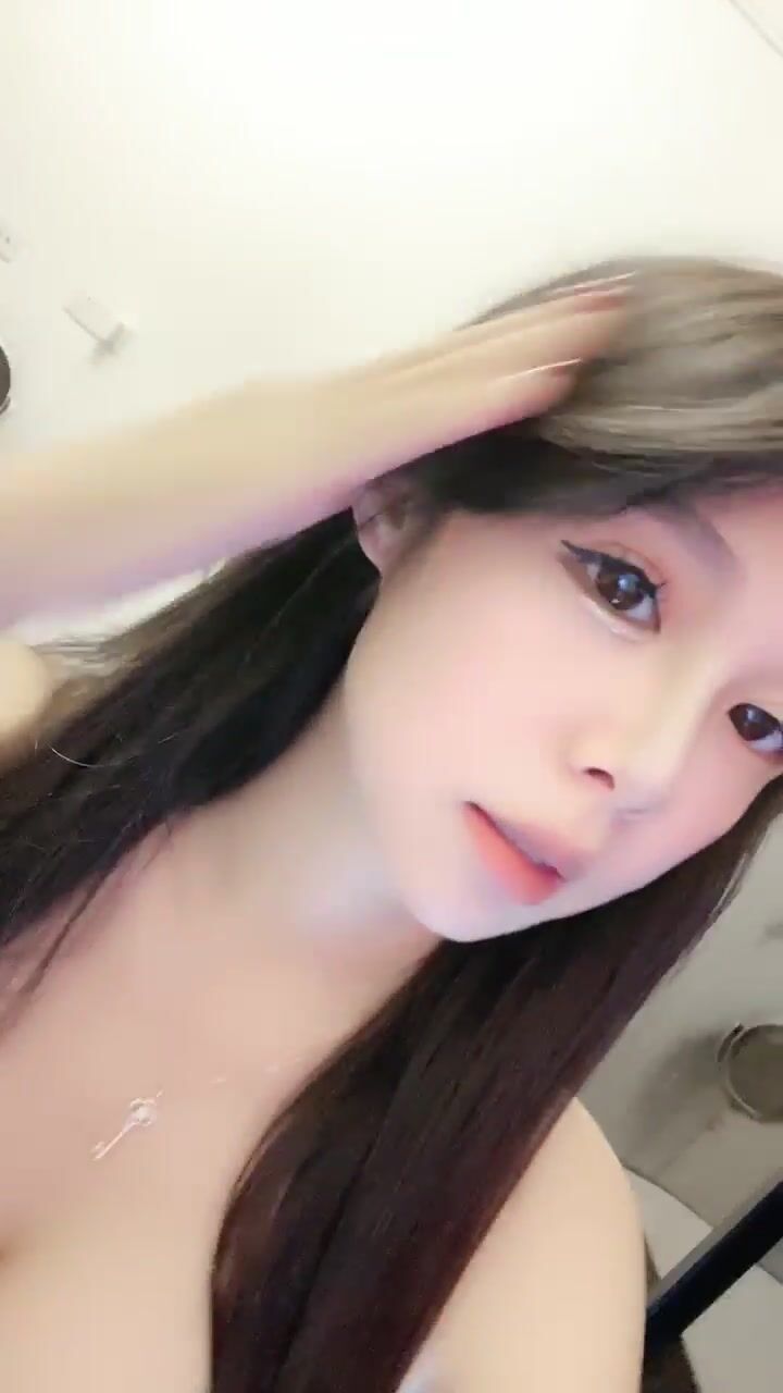 车模，拥有超高颜值，还有此完美的身体，极品美乳和最美的蜜桃臀