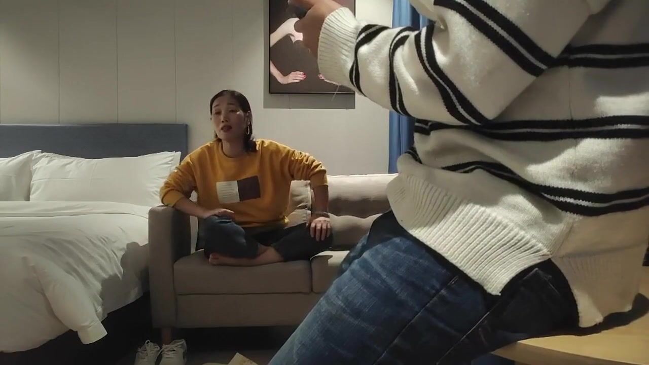 -良家熟女 你这么执着约了我几次几年没有性生活了 哎呦宝贝舒服 哪里舒服 里面 还有点害羞捂着脸抠的淫水直流无套内射