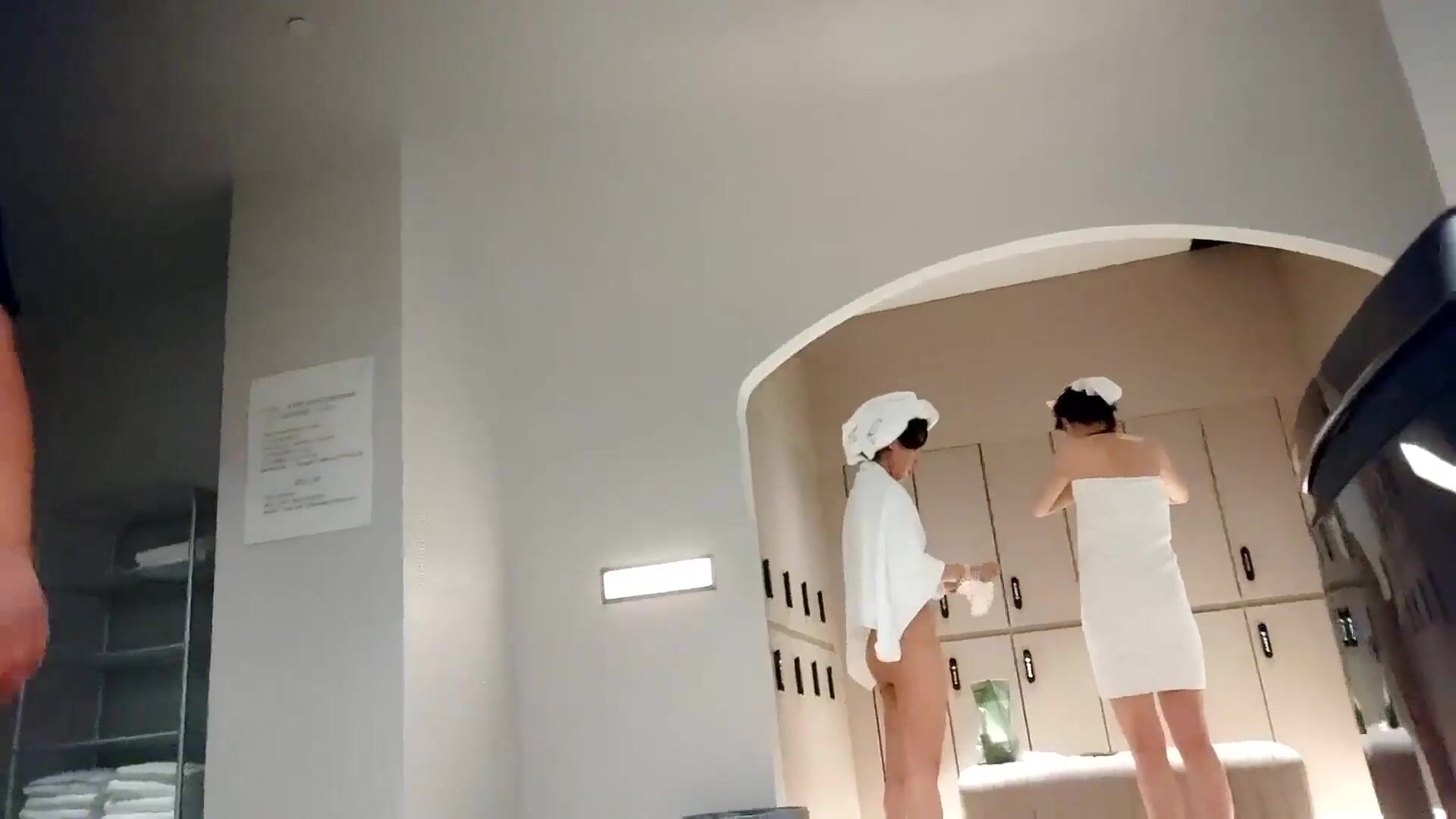 高档洗浴中心内部员工偷拍 众多美女少妇洗澡泡汤换衣服.