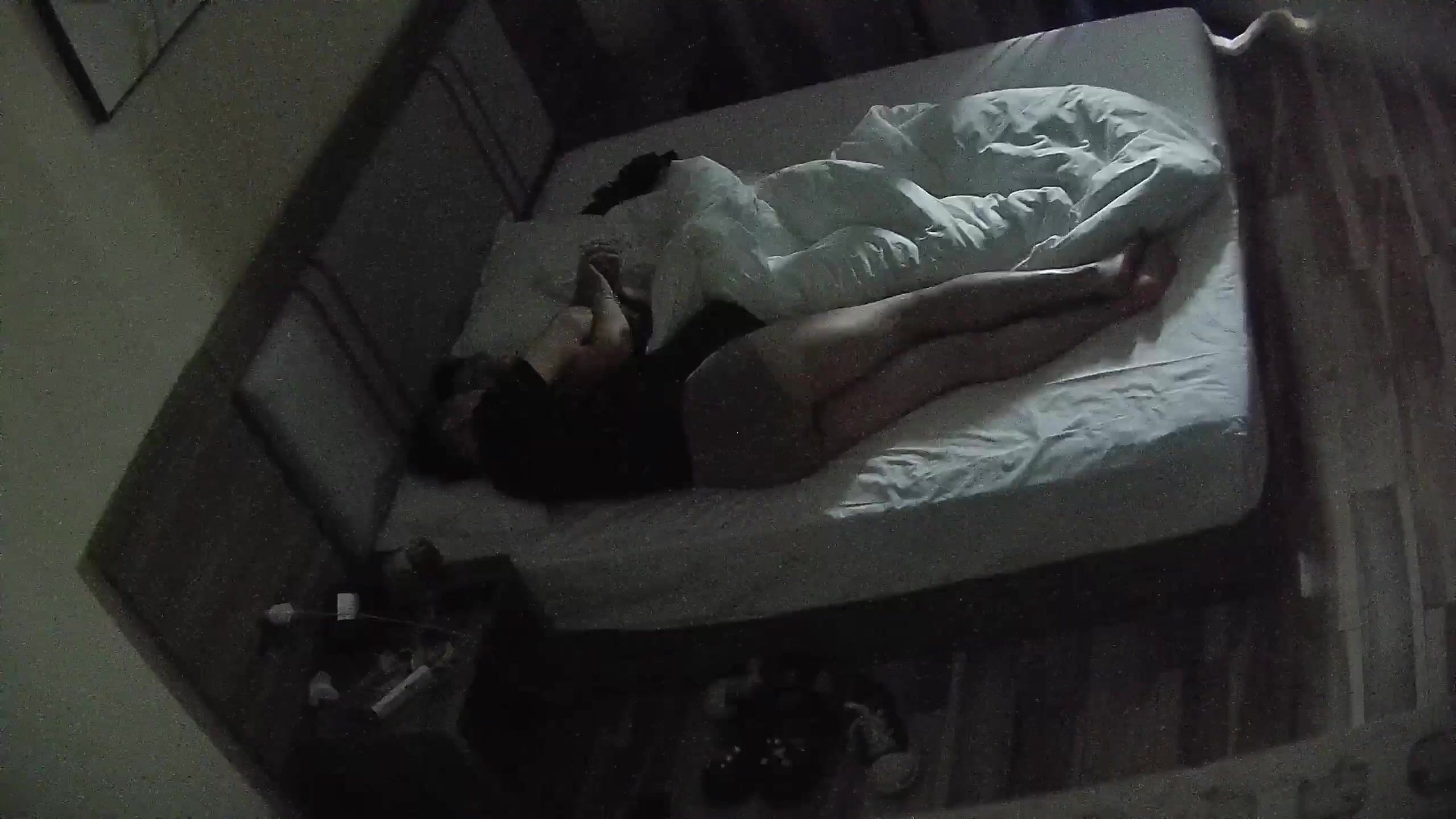 安防酒店偷拍 中年领导男隔夜开好房等待情人早上到来打开窗帘做爱中途把皮带拿起来勒住女人的嘴巴操的更起劲了