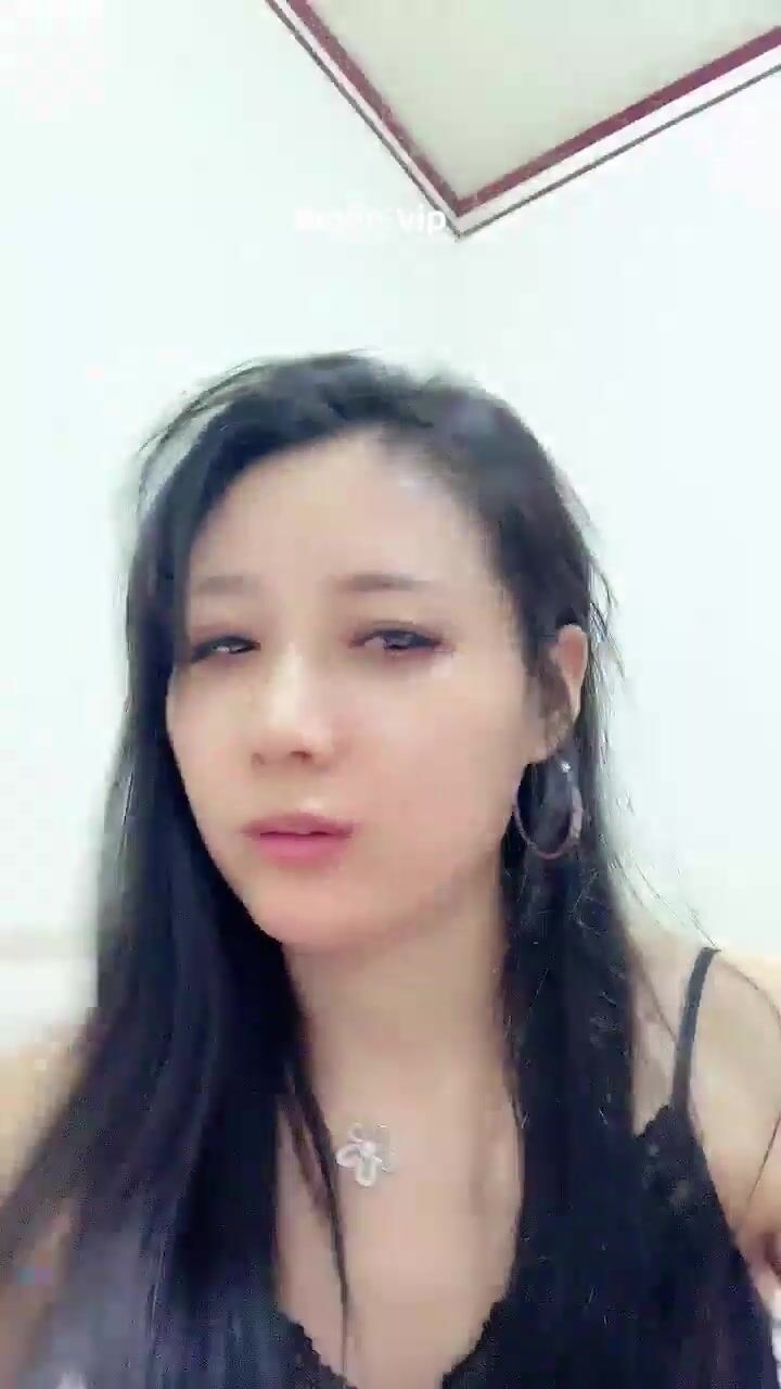 2025年7月，真实东北韵味少妇，【终于你】，白天家里没人客厅脱光，晚上趁老公睡着又偷偷直播收费1