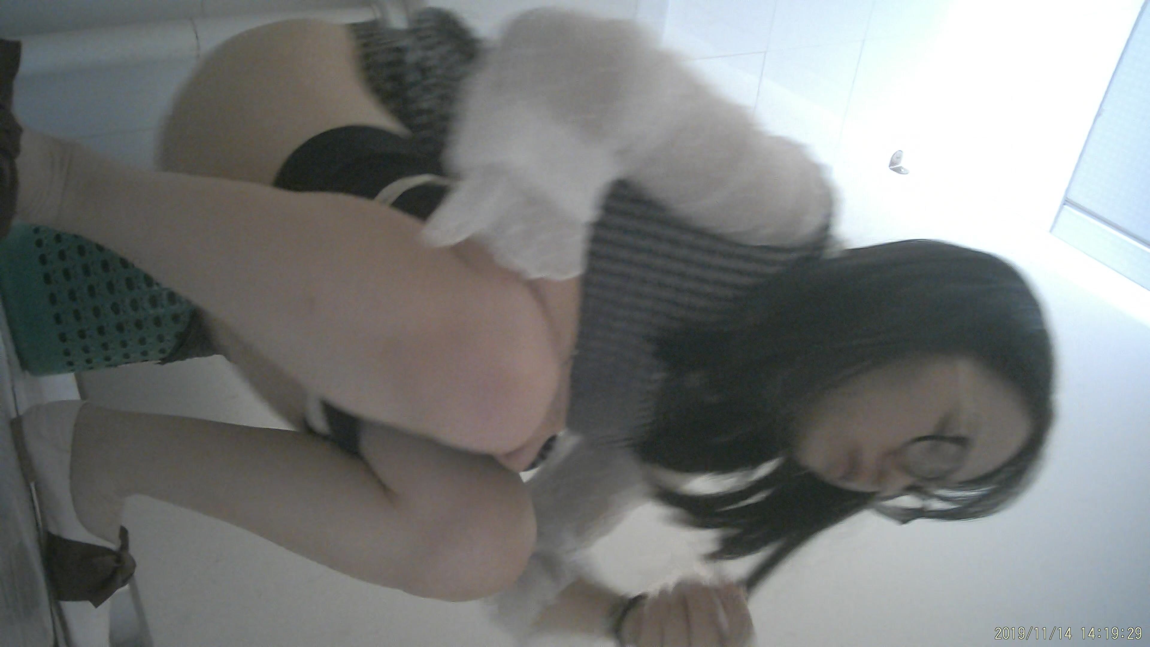 电子厂女厕全景偷拍✅上过电视台的美女同事和她的同伴们各种极品鲍鱼13